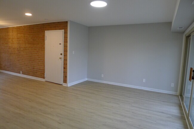 Building Photo - 6004 Westchester Park Dr