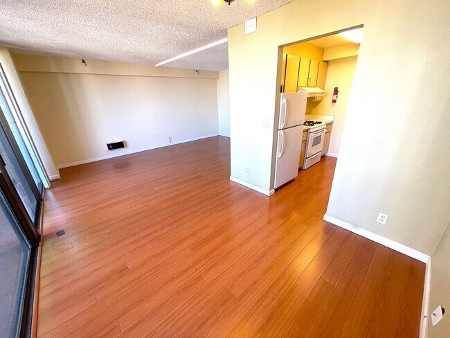 Foto del edificio - Spacious 2 bed 1.5 bath condo in Oakland's Chinatown. Amazing views. Must see.