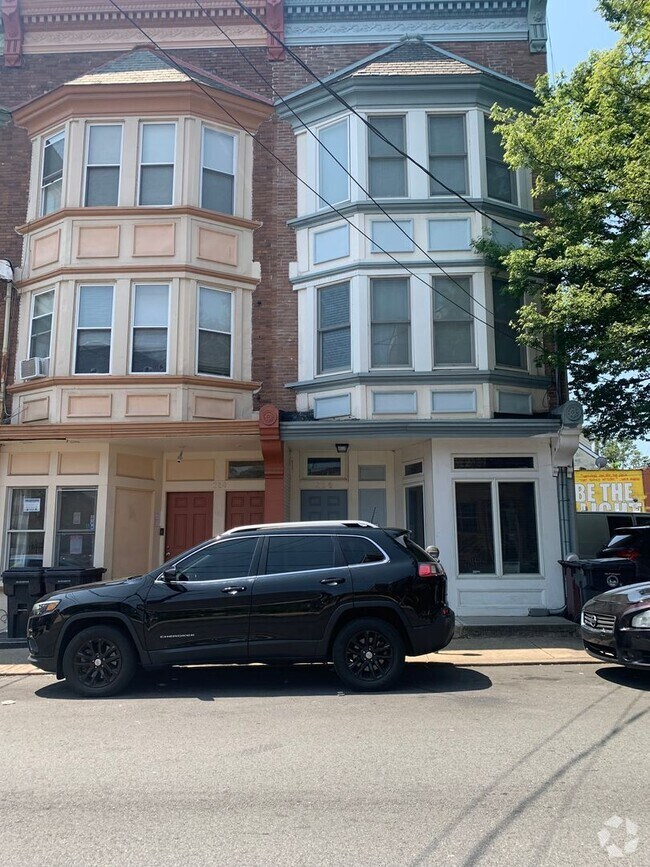 Building Photo - 216 W 7th St