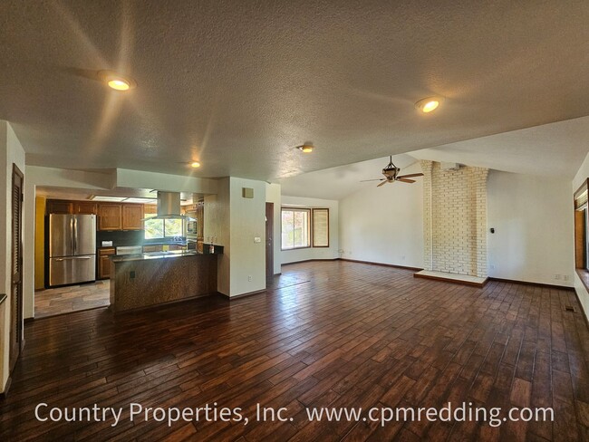 Foto del edificio - Stunning House with a Pool in West Redding...