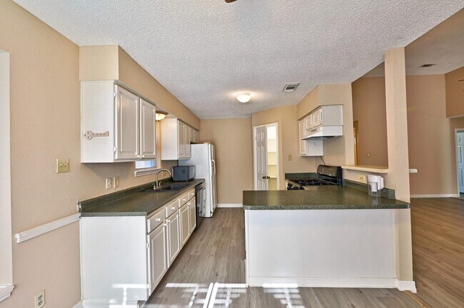 Foto del edificio - 9127 Kirkleigh Ln