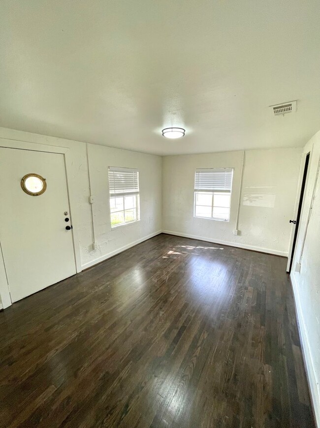 Foto del edificio - 3 Bed, 1 Bath House in West Dallas