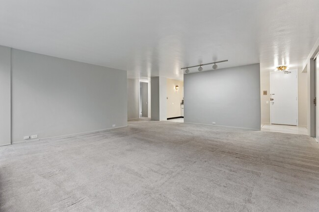 Building Photo - 340 W Diversey Pkwy