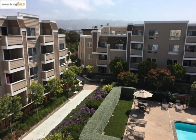 Foto del edificio - 6400 Christie Ave