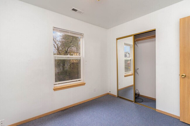 Building Photo - 1717 26th Ave S