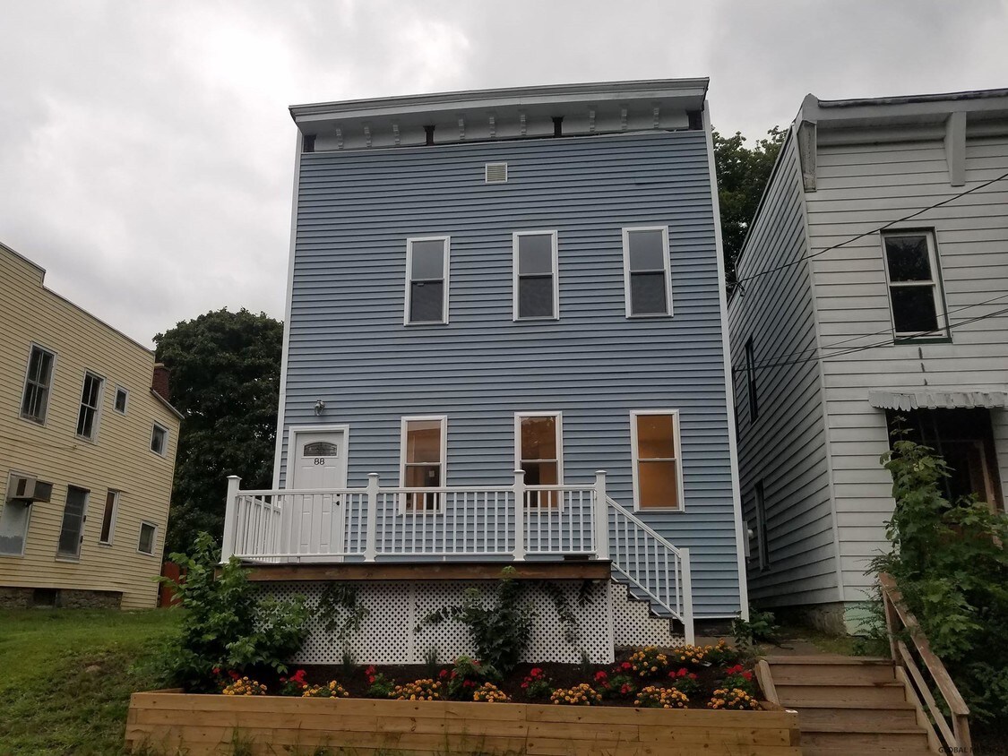 88 Chestnut St, Cohoes, NY 12047 Room for Rent in Cohoes, NY