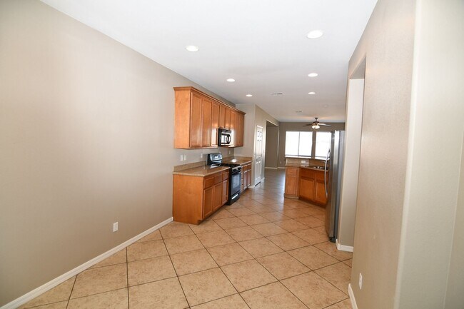 Building Photo - Large 4 bedroom, 2-story home in North Las...