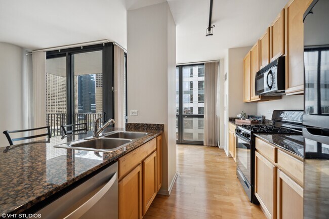 Building Photo - 210 S Desplaines St