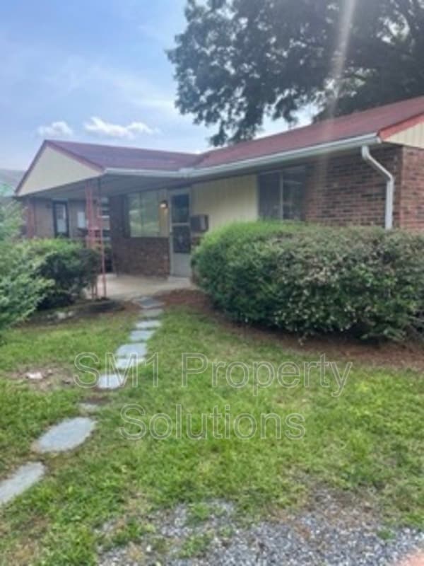 Building Photo - 2212 Willow Rd