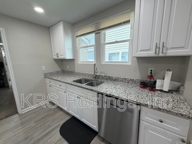 Building Photo - 1709 Freeney Ave