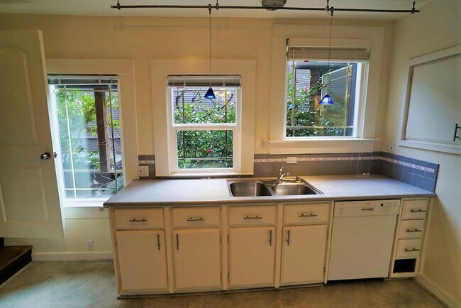 Building Photo - 2836 Derby St