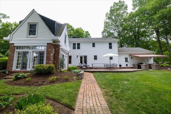 Building Photo - Spacious Home with Fenced Yard Exclusive Access to Hethwood Amenities