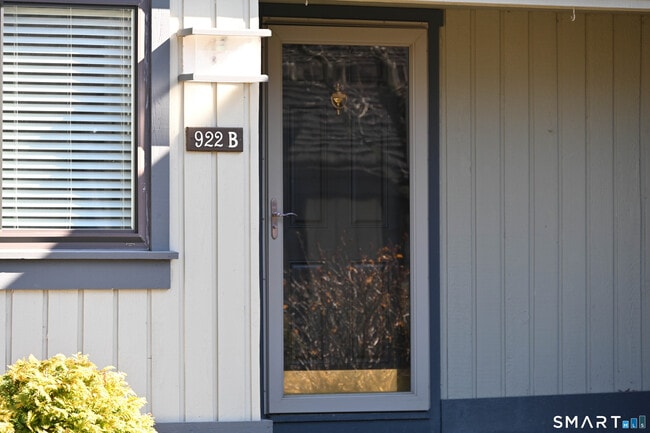 Building Photo - 922 Heritage Vlg