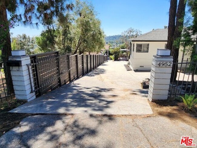 Building Photo - 4952 Coringa Dr