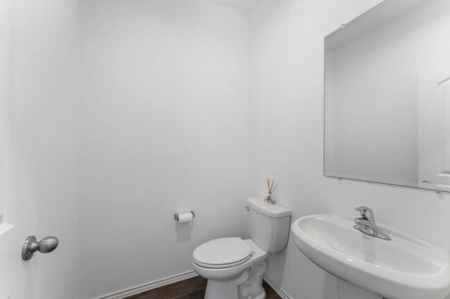 Building Photo - 14678 Cyn Pnes Ln