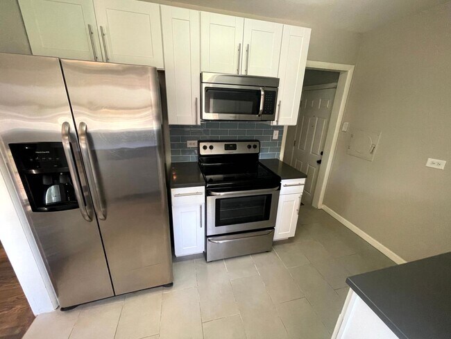 Foto del edificio - Fully Updated 4 Bedroom Home With Finished...