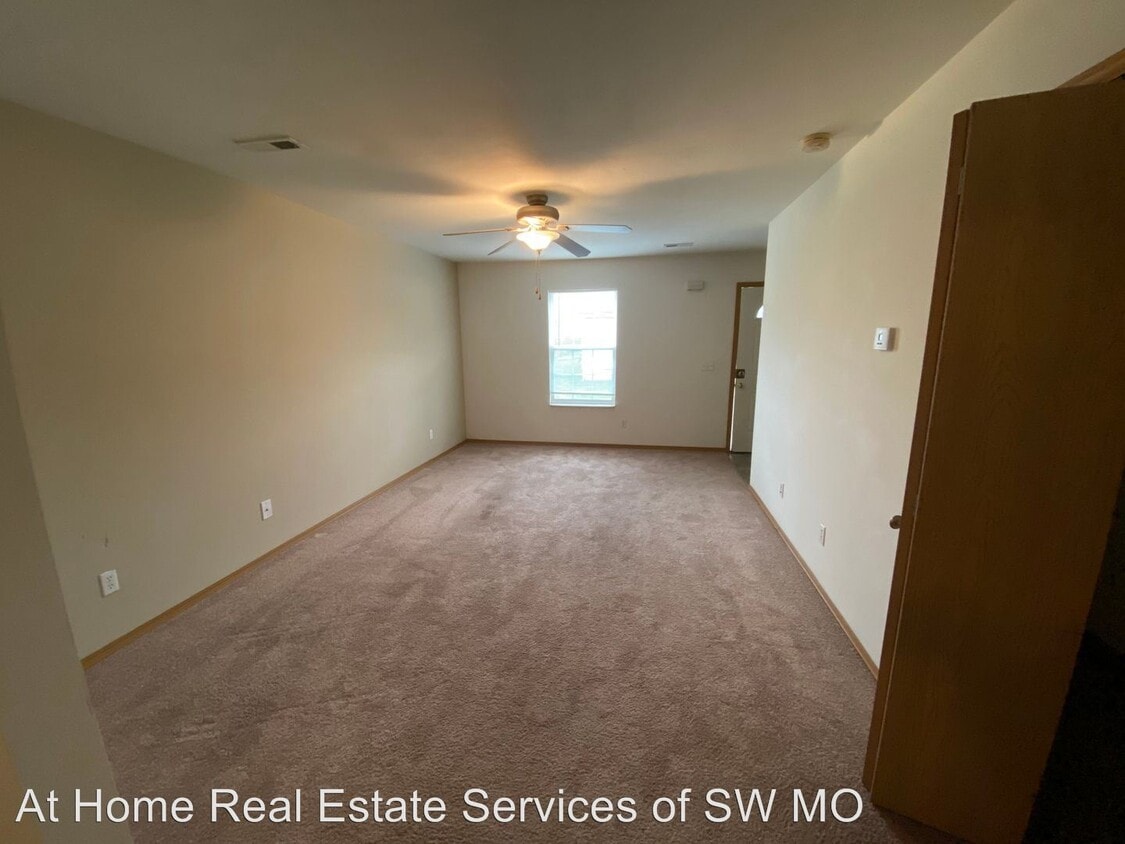 57505756 N Orange Ln, Ozark, MO 65721 Room for Rent in Ozark, MO