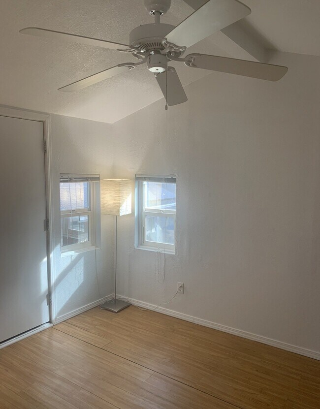 Foto del edificio - 220 E Home St