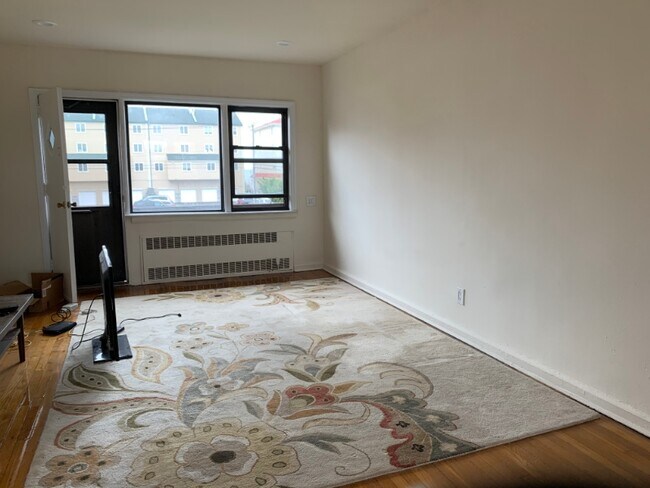 Foto del edificio - 421 W Broadway