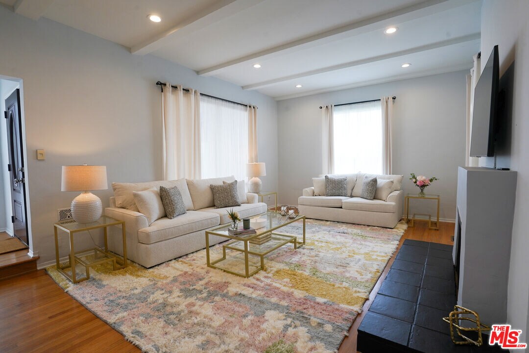 Foto principal - 311 N Doheny Dr