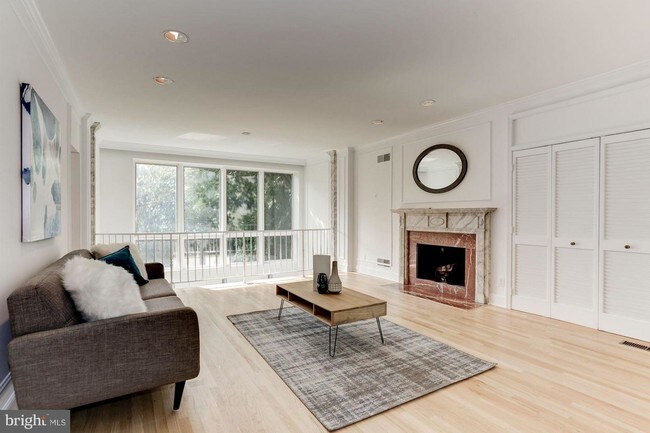 Foto del edificio - 4522 Foxhall Cres NW