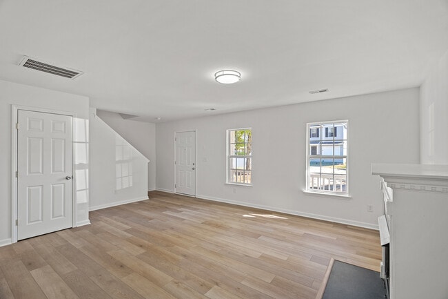 Foto del edificio - 5628 Henderson Oaks Dr