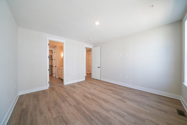Building Photo - 108 Iris Ct