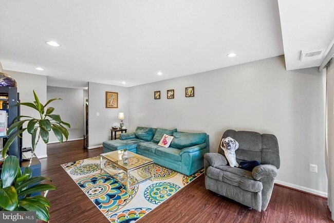 Foto del edificio - 9743 Kings Crown Ct