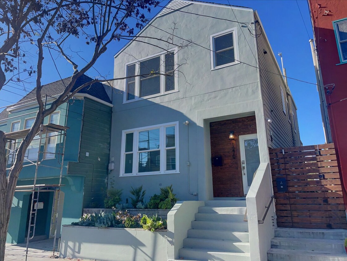 Primary Photo - 2 Bed, 2 Bath - Top Floor Modern Mission C...