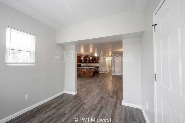 Building Photo - 955 N Traub Ave