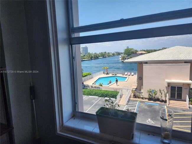 Building Photo - 3161 S Ocean Dr