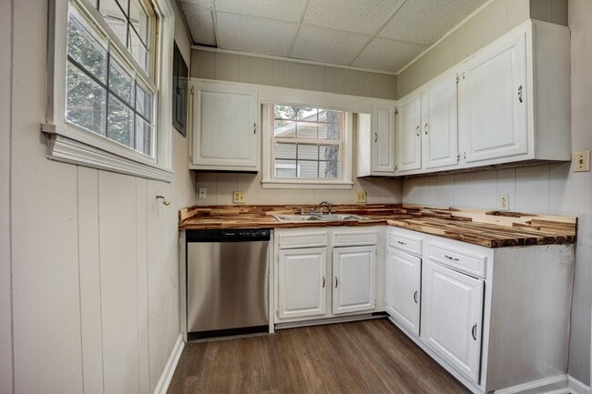 Building Photo - Freshly Updated 3 Bedroom House