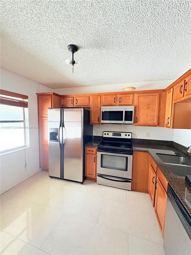Foto principal - 11174 W Sample Rd
