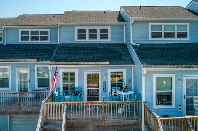 Building Photo - PET-FRIENDLY OFF-SEASON MONTHLY RENTAL AVAILABLE NOW