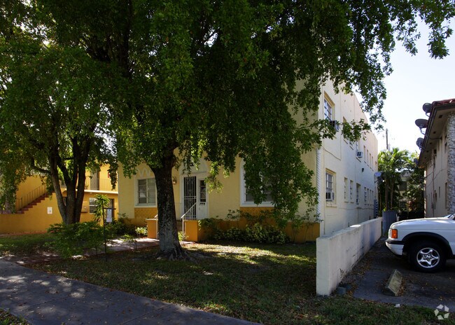 Foto del edificio - 230 Salamanca Ave