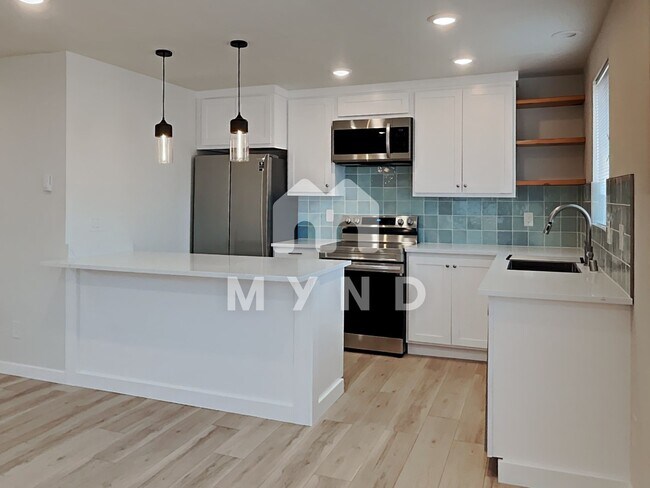 Building Photo - 4729 Delridge Way SW Unit C
