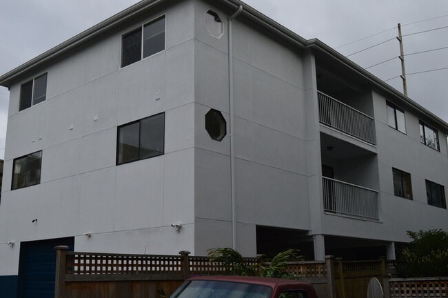 Photo - 929 N 105th St Apartment