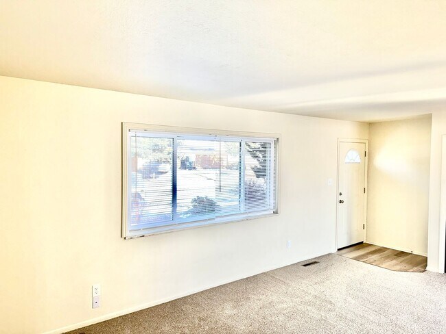 Building Photo - Three Bedroom Tri-Level Home in Garden Ranch