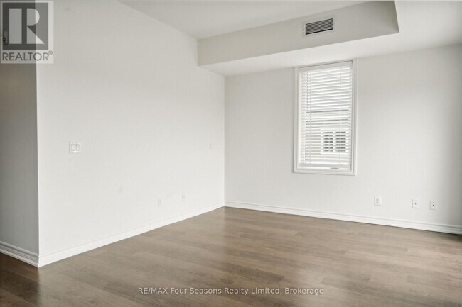 Building Photo - 5-415 Spooner Cres
