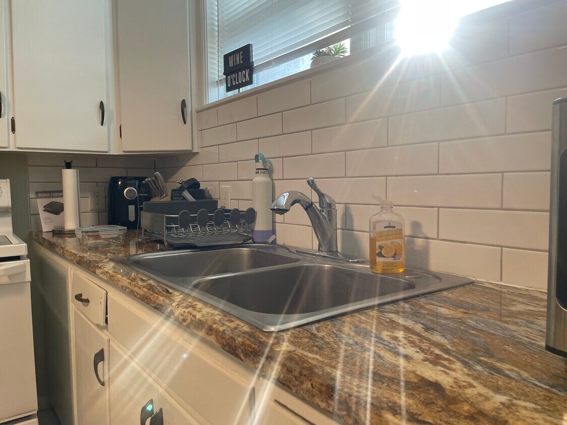 Updated kitchen with granite - 719 East Fremont Street