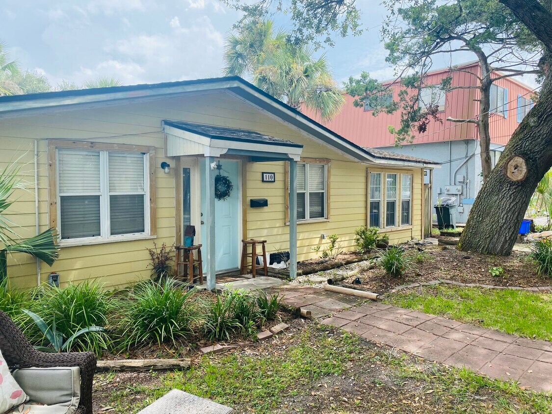B St Beach Cottage - 110 B St