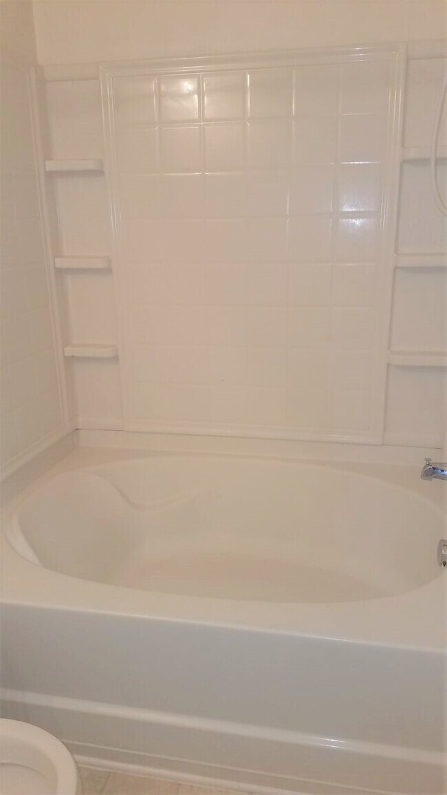 Building Photo - Spacious townhome!