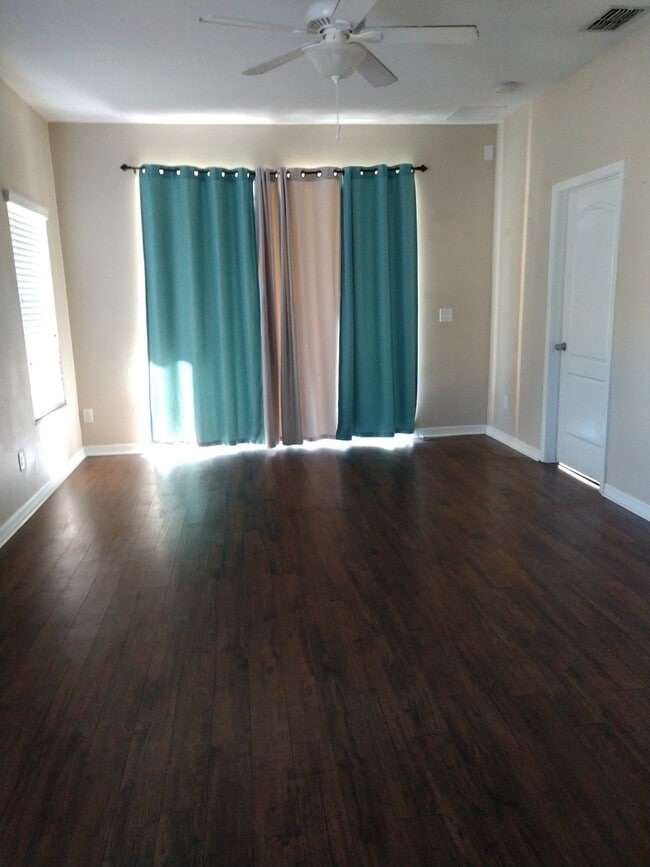 Building Photo - Spacious 3 bedroom, 2 bath corner unit.