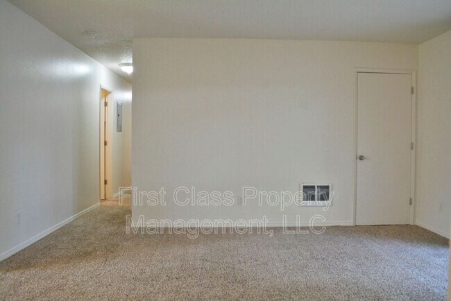 Building Photo - 3855 Lake Grove Ave