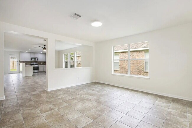 Foto del edificio - 7719 Serene Wood Ln
