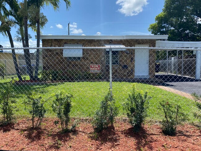 Building Photo - 1776 Lauderdale Manor Dr