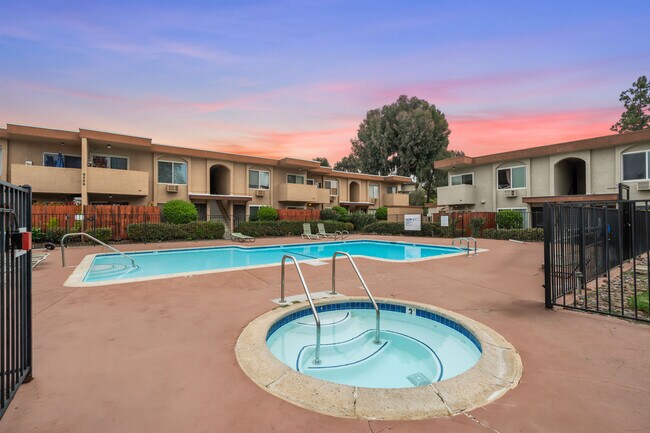 Foto del edificio - 9504 Carroll Canyon Rd