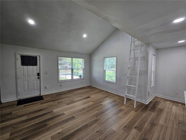 Building Photo - 2107 Pinehurst Dr