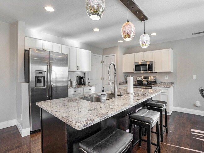 Foto del edificio - Fully furnished/Unfurnished 3 Bedroom Sing...