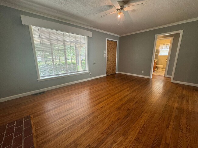 Foto del edificio - Gorgeous 3 bedroom 2 bathroom home Located...
